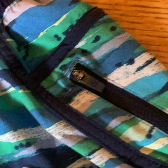 Lululemon hotty hot shorts Blue multi-color geometric Women’s 4 S Small EUC - Picture 6 of 6